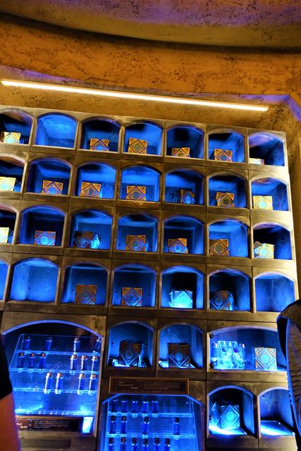 DOK-ONDAR DEN OF ANTIQUITIES: Tienda-museo para amantes de Star Wars - DISNEYLAND ~ STAR WARS: GALAXY'S EDGE, LA GUIA (35)