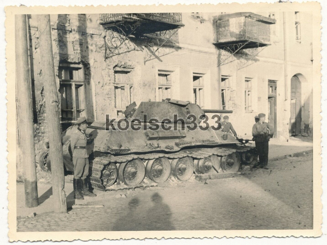 Foto Soldaten der Wehrmacht an einem russischen T-34 Panzer Wrack im Osten 1941 (2)