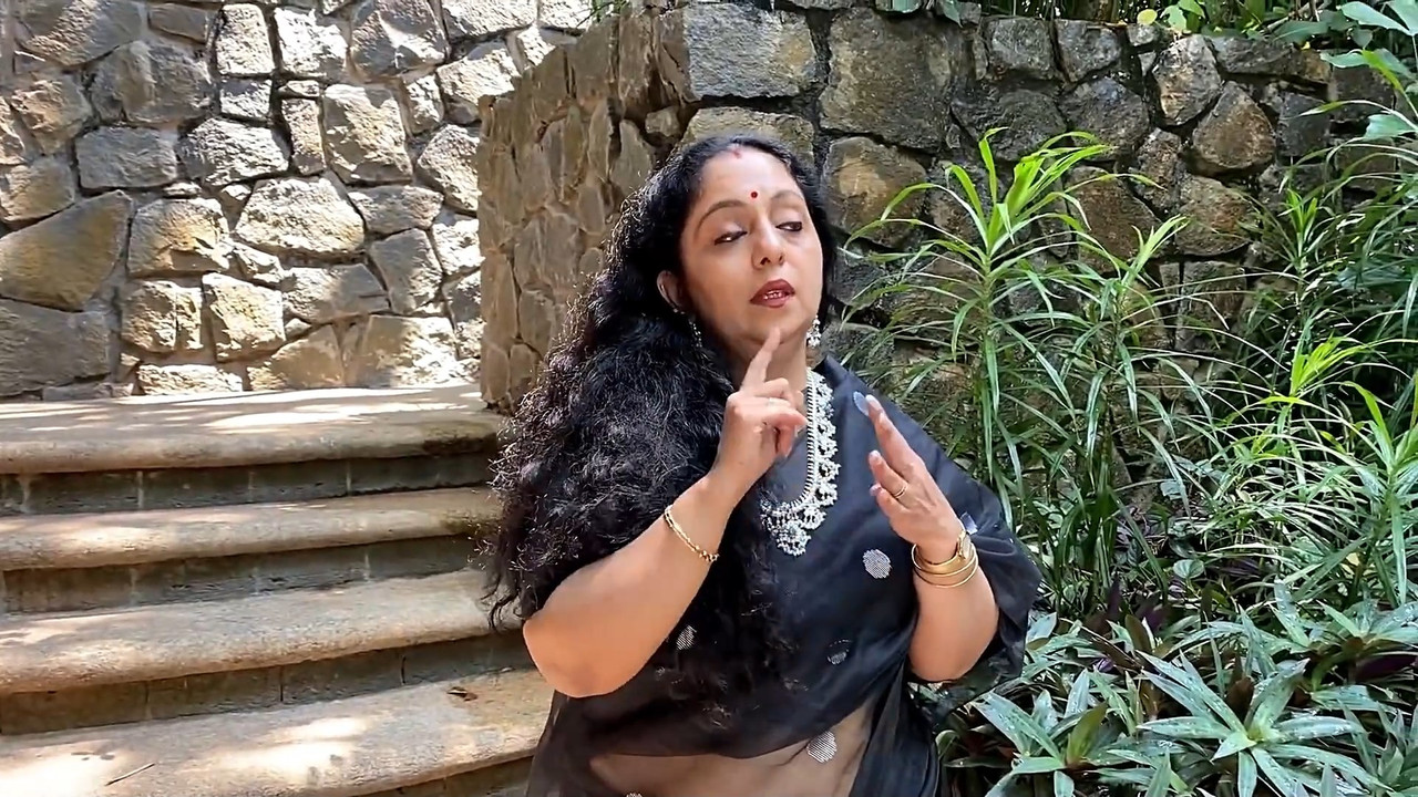 Sindhu Krishna Big Navel in saree.mp4_snapshot_00.34.516