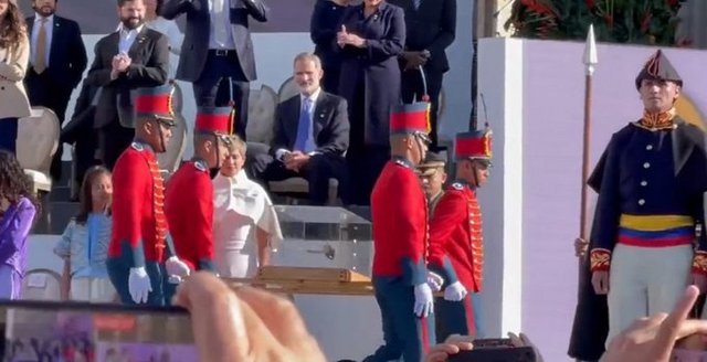 Felipe VI no se levanta ante la espada de Bolívar