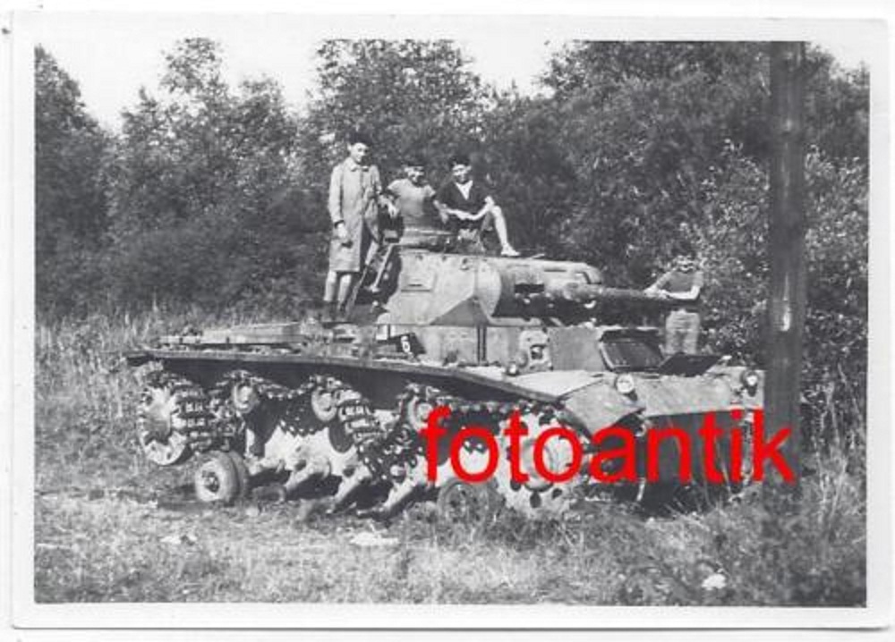 Frankreich, Panzer III abgeschossen,zerstörte Kette nach Kampf,