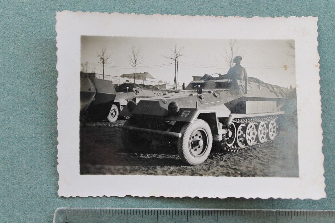 Foto Photo 138111 WW2 Panzer tank Schützenpanzer weißes Divisionsabzeichen Wagen