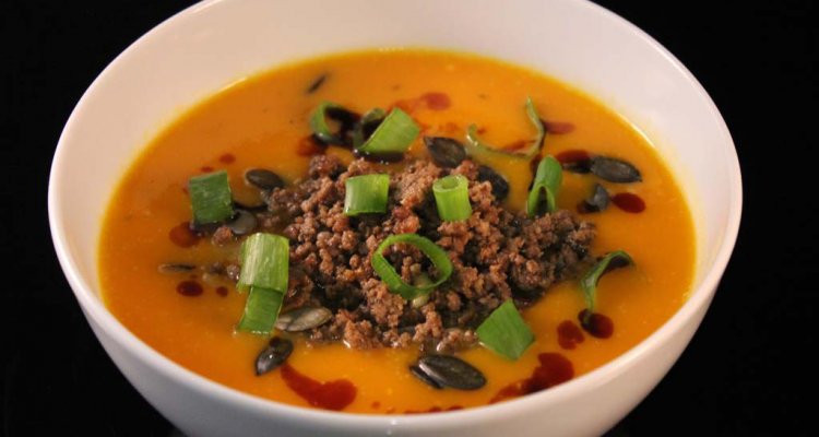 Kürbis-Süßkartoffelsuppe mit Chilihack Kürbis-Süßkartoffelsuppe mit Chilihack