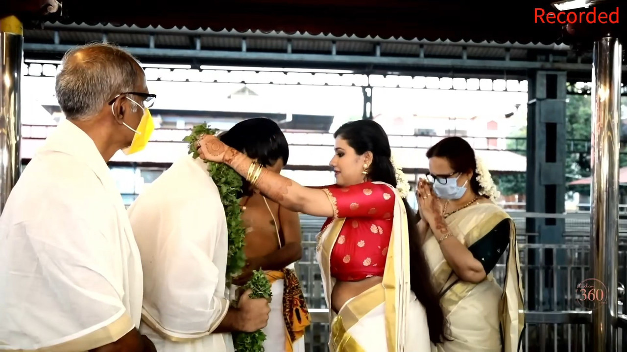 Malayali Bride Very Huge Breasts and Big Sexy Deep Navel Slips in Traditional Saree.mkv_snapshot_04.