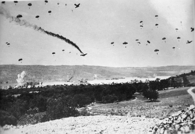 Paracaidistas alemanes durante su lanzamiento en Creta, el primer día del asalto Paracaidistas alemanes durante su lanzamiento en Creta, el primer día del asalto