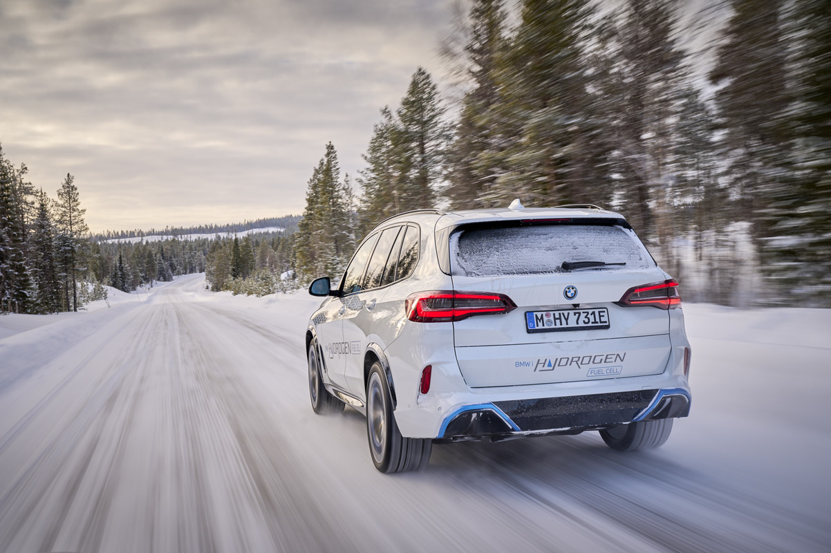 P90453418_highRes_bmw-ix5-hydrogen-win