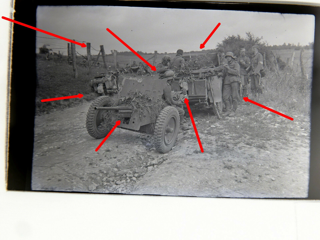 Foto Negativ, Artillerie Geschütz wird gezogen, Kübelwagen,Krad,