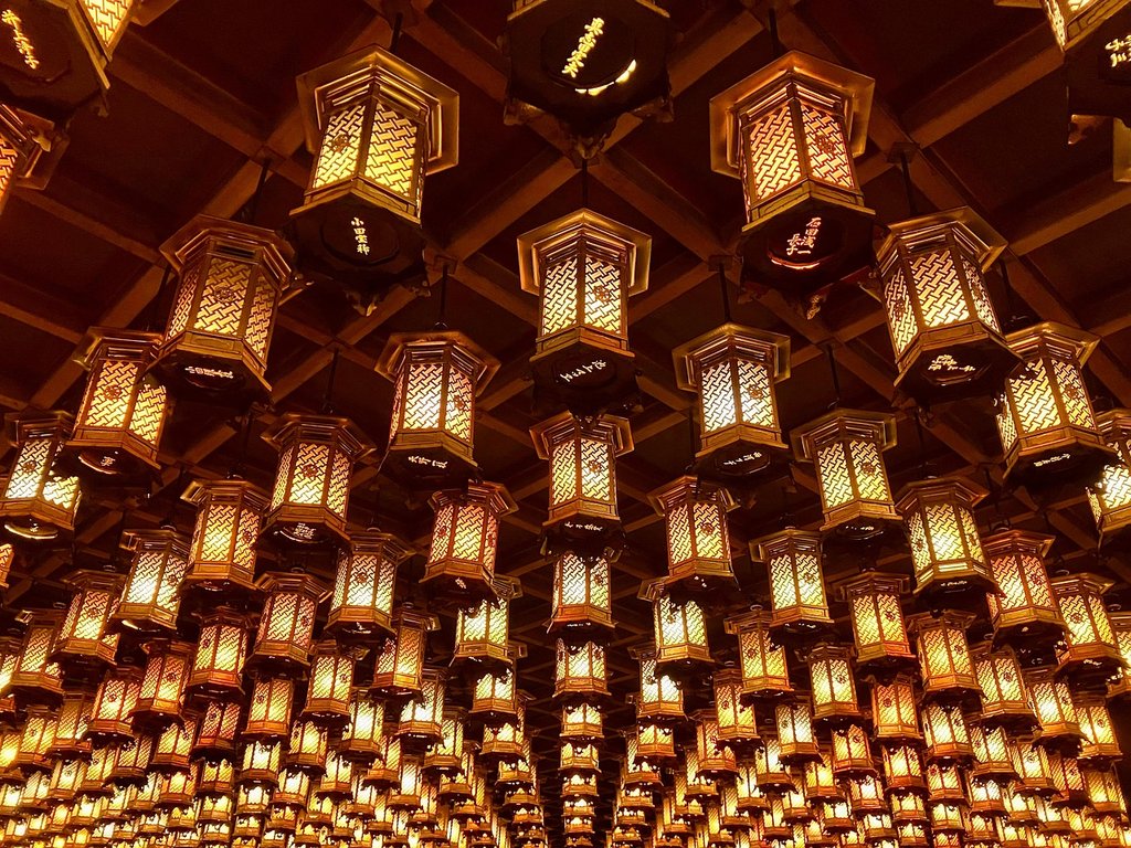 lights-japan-9163069-1280.jpg