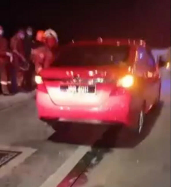 Mobil merah milik pria yang melompat dari jembatan