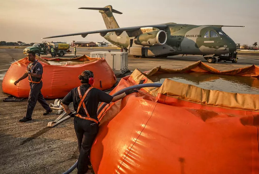 Caixa d'água gigante sendo abastecida para ser alocada no avião cargueiro (Foto: Marcelo Camargo/Agência Brasil)