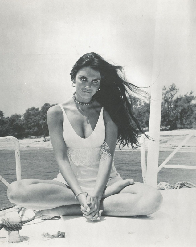 Caroline_Munro_c09