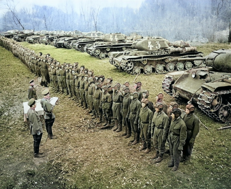 Le KV1 - Page 2 Chars-KV-1-S-du-6e-r-giment-de-chars-lourds-de-la-Garde-1943