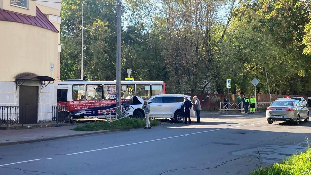 «Доверенное лицо Владимира Путина» протаранила автобус ✓ Новости Рыбинска и не только