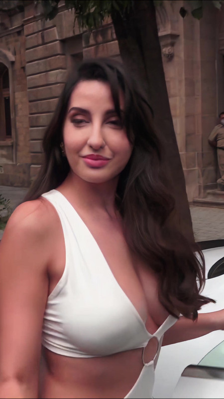 Nora Fatehi Cleavage 79
