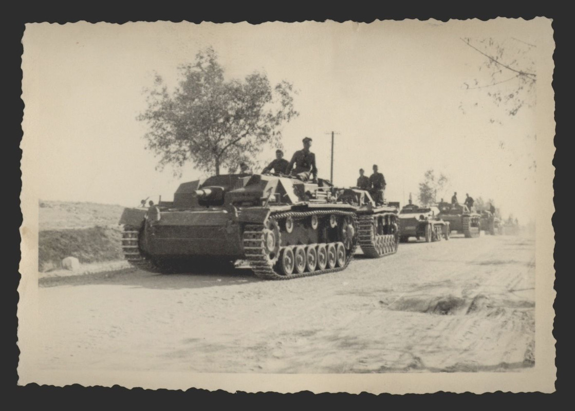 orig Foto, Sturmgeschütze StuG beim Vormarsch in