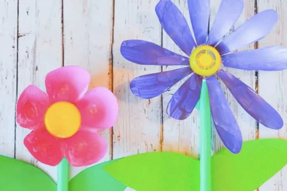 Recicla y crea una hermosa flor de jardín con una botella de plástico
