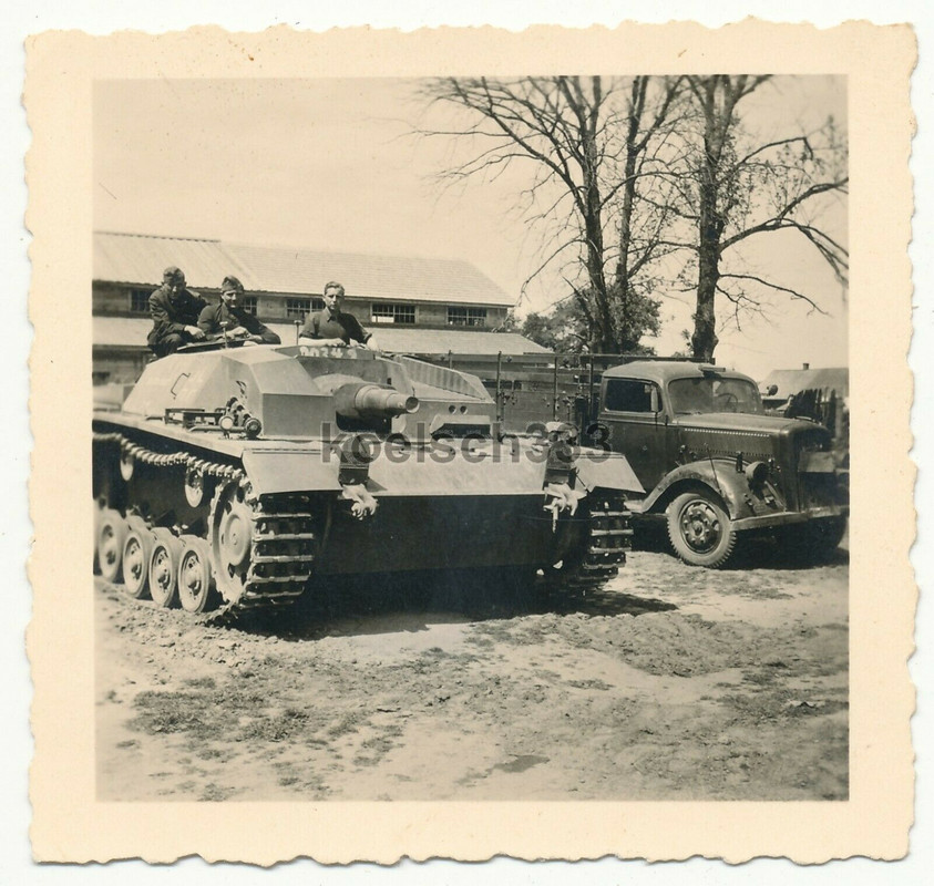 Foto Panzermänner der Wehrmacht im Sturmgeschütz Panzer neben Op