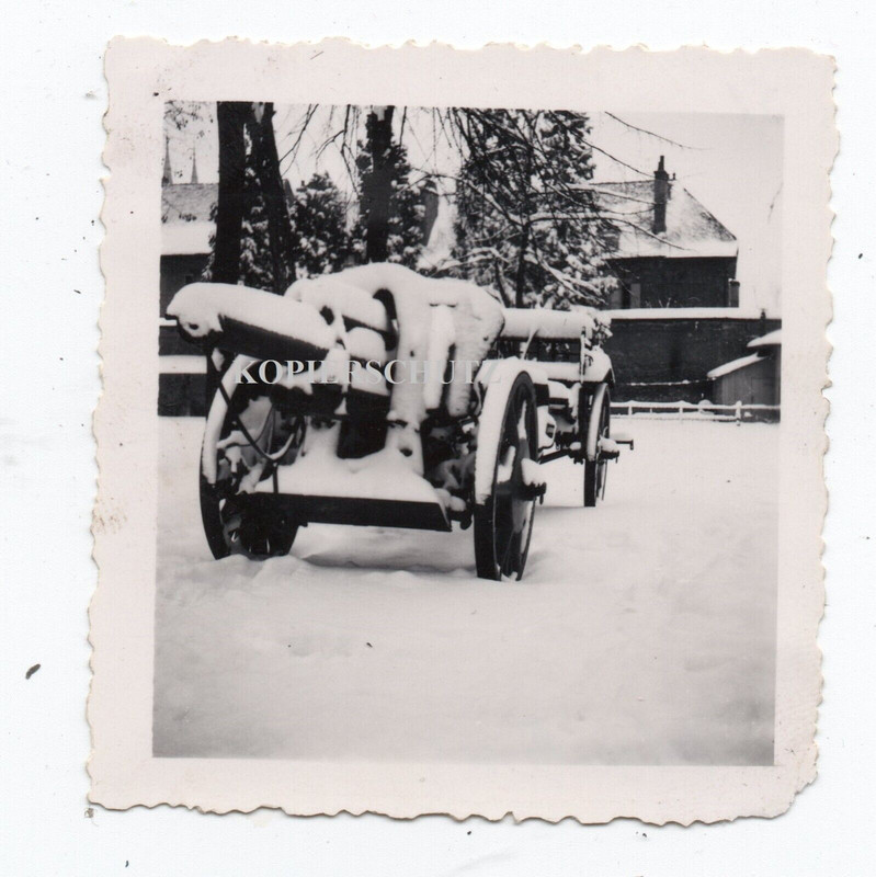 Frankreich Moulins Baracke Quartier verschneites Geschütz Kanone1