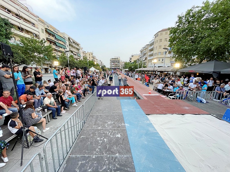 , Tsatoumas Street Long Jump: &Theta;έ&alpha;&mu;&alpha; &kappa;&alpha;&iota; &kappa;&alpha;&lambda;έ&sigmaf; &epsilon;&pi;&iota;&delta;ό&sigma;&epsilon;&iota;&sigmaf; &sigma;&tau;&eta;&nu; &kappa;&epsilon;&nu;&tau;&rho;&iota;&kappa;ή &pi;&lambda;&alpha;&tau;&epsilon;ί&alpha; &Kappa;&alpha;&lambda;&alpha;&mu;ά&tau;&alpha;&sigmaf; (&Epsilon;&iota;&kappa;ό&nu;&epsilon;&sigmaf;)