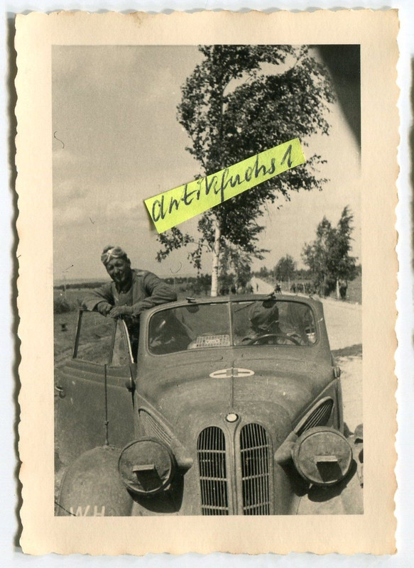 BMW Militär-PKW mit Rot-Kreuz-Kennung an der Fro