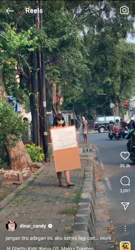 Aksi Dinar Candy hanya memakai bikini di pinggir jalan.