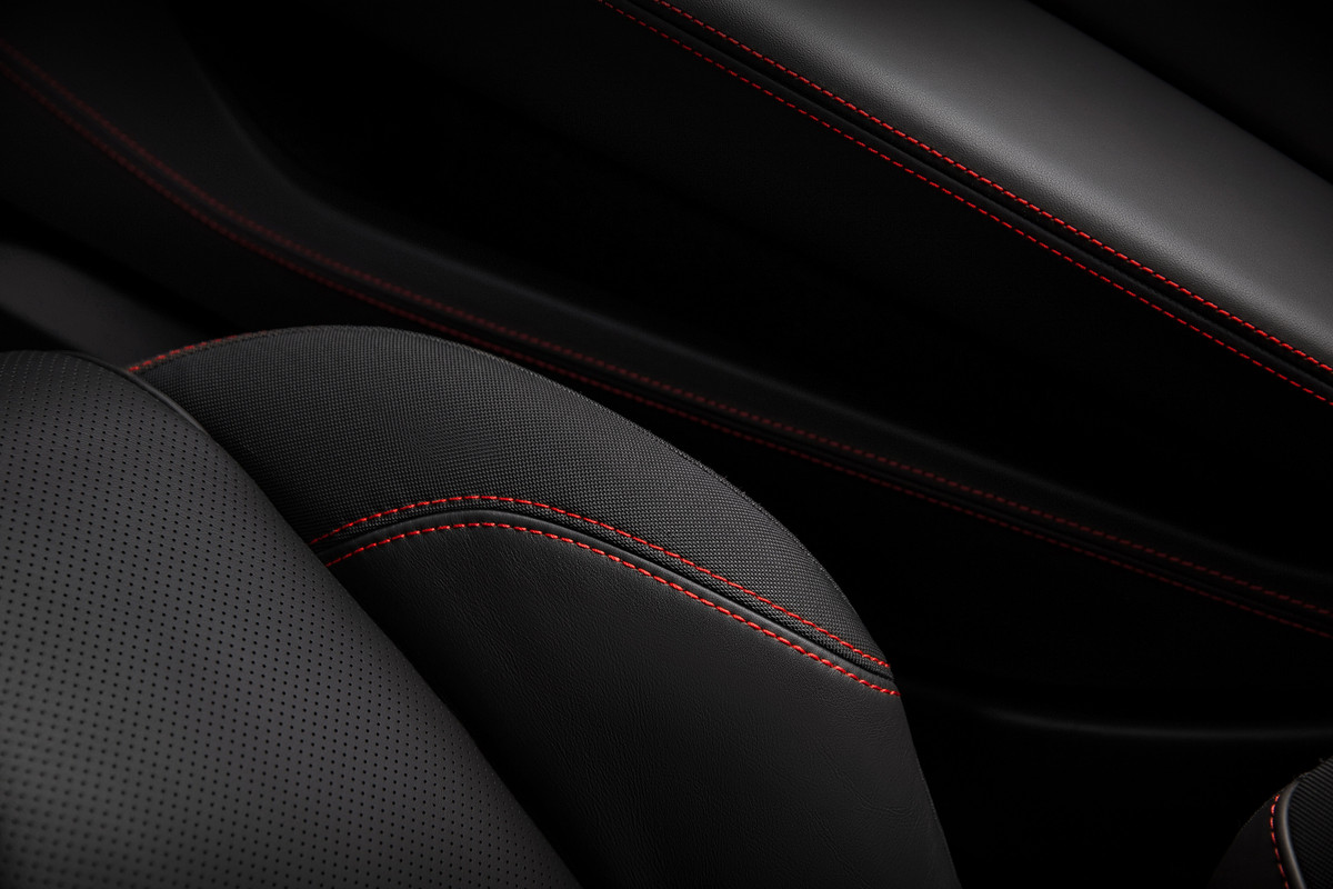 2020-Chevrolet-Corvette-Stingray-015
