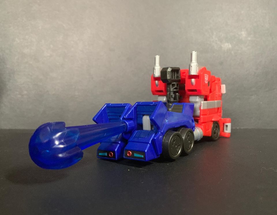 Cyberverser-Deluxe-Optimus-Prime-05