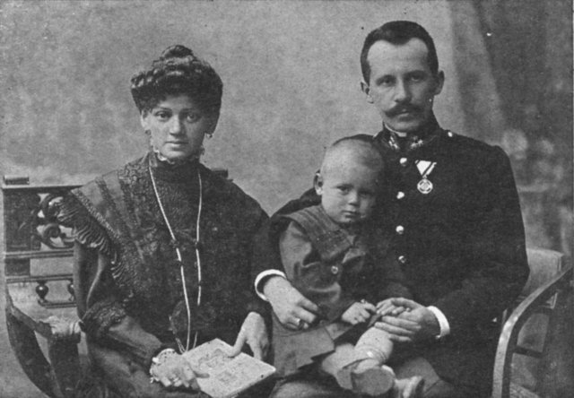 Karol Wojtyla junto a sus padres a la edad de dos años Karol Wojtyla junto a sus padres a la edad de dos años