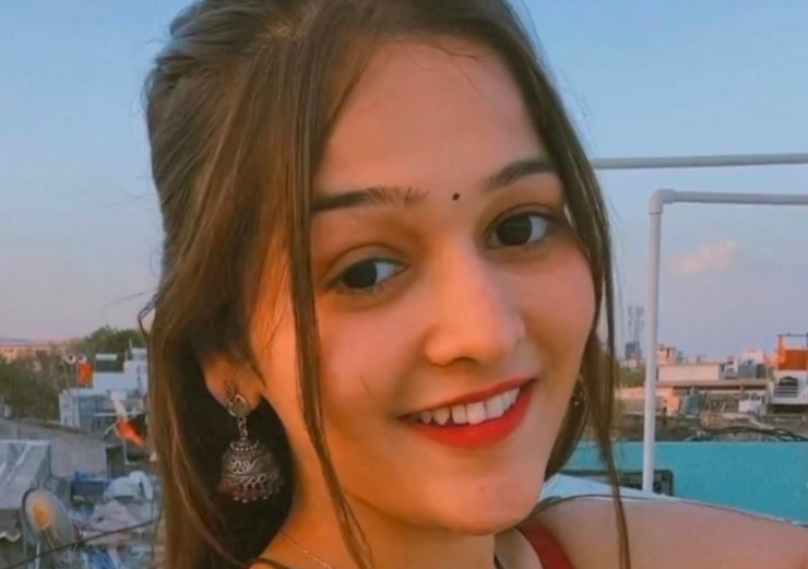 Isha Modi Latest Showing Pressing Huge Boobs