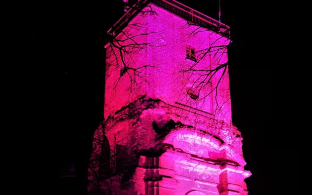La torre del castello di Tortona illuminata di rosa (sport.sky.it)