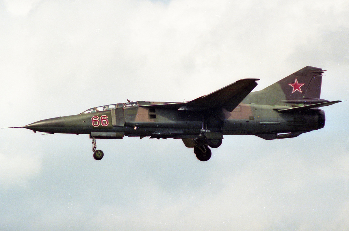 296 IAP Mig-23UB 66 Red_6902010 (4)_04.06.91