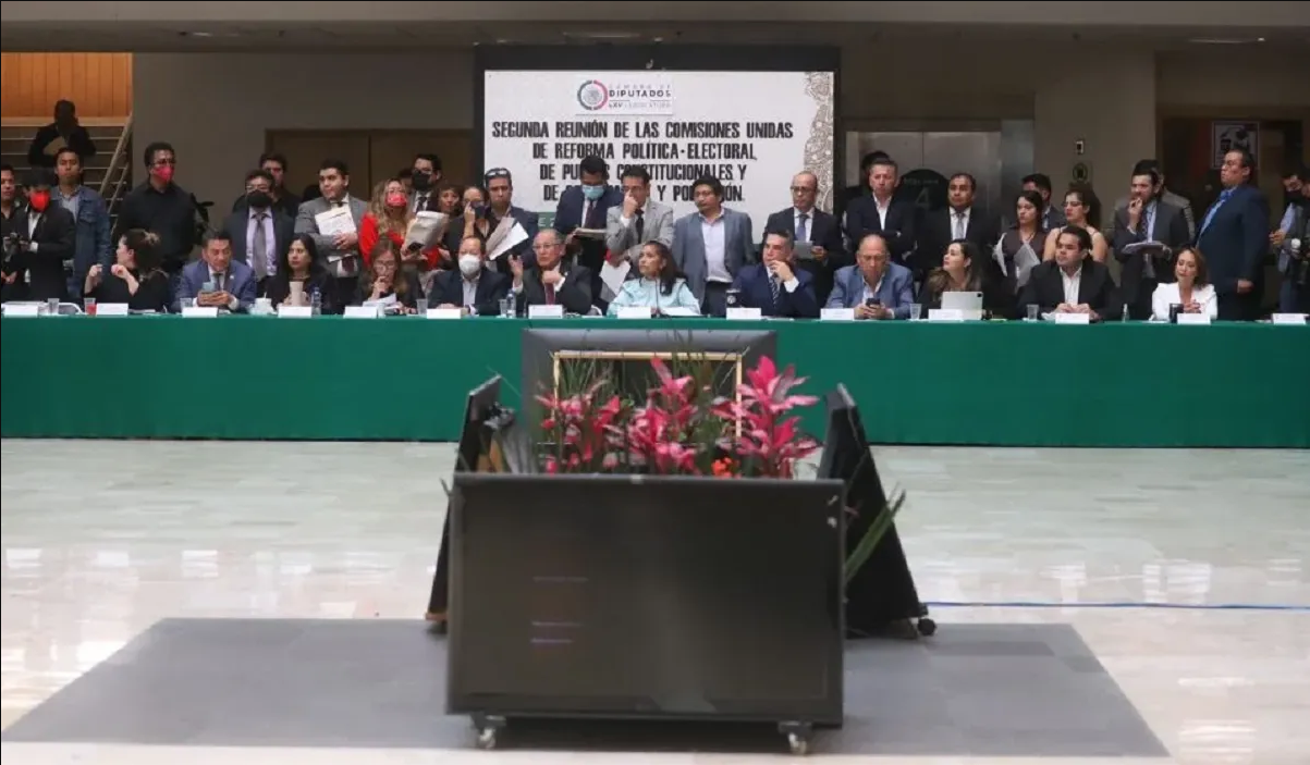 Aprueba Morena en comisiones reforma electoral de AMLO