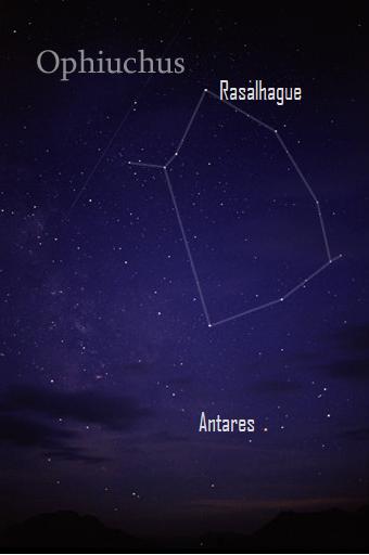 Pada malam gelap dan tak berbulan, cari Ophiuchus di atas bintang kemerahan Antares.