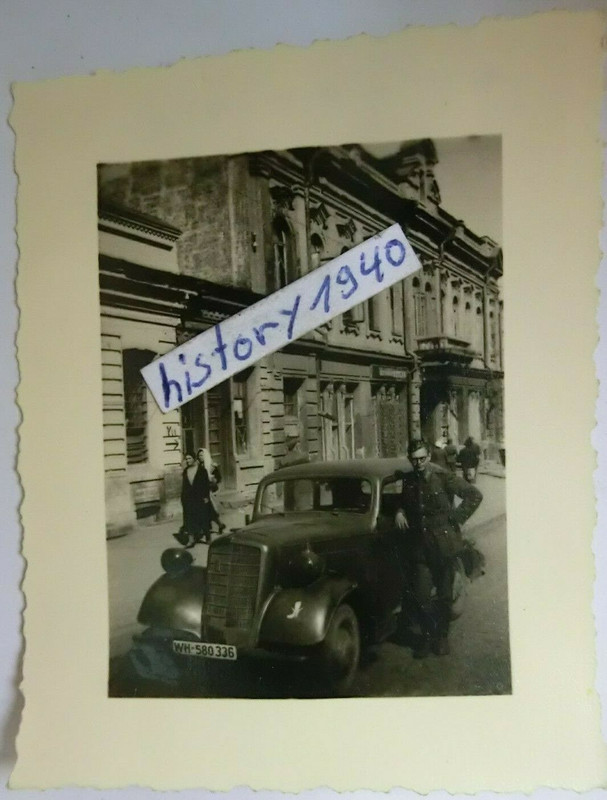 Foto Landser vor WH - Limousine in den Straßen von Lemberg.