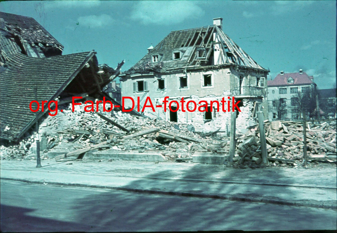 Foto 2WK org. Farb DIA Frankreich zerstörter Ort Combat Bombenangriff Häuser