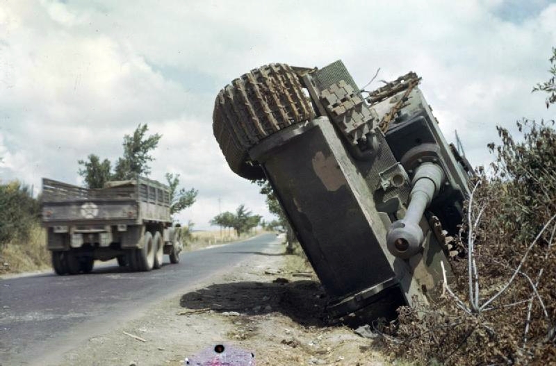 Un camión estadounidense pasa junto a un carro alemán Tiger I en una zanja junto a la carretera, al norte de Roma. 18 de junio de 1944