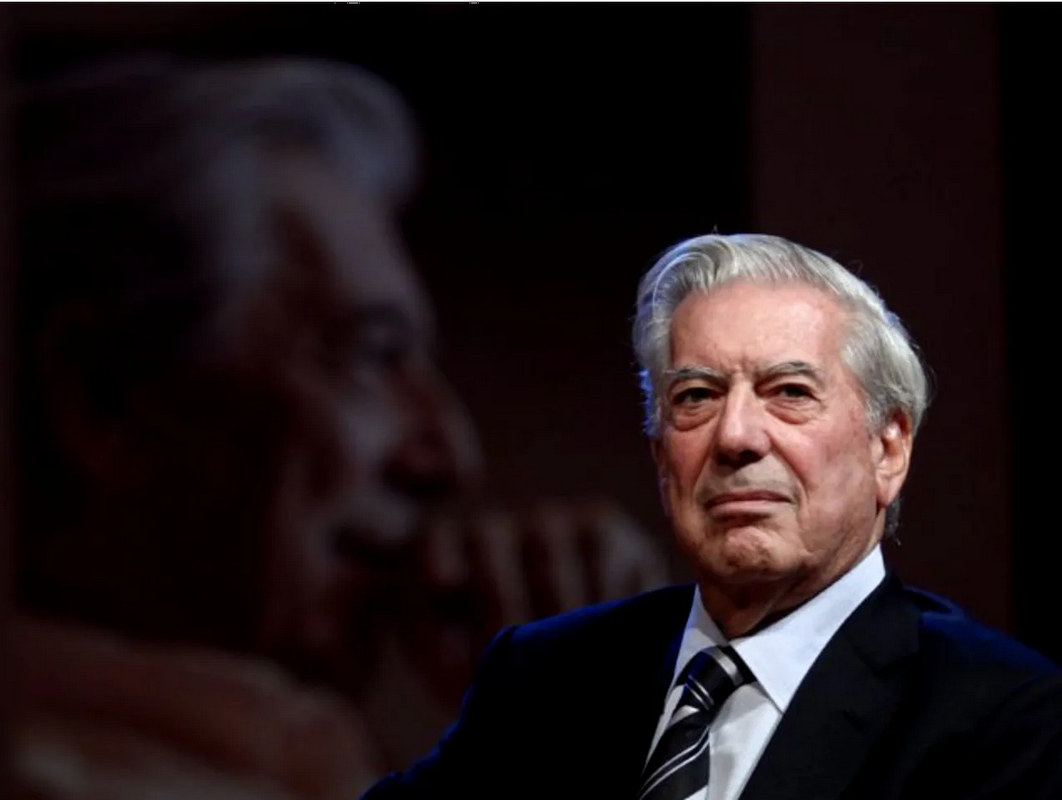 Hospitalizan a Mario Vargas Llosa por COVID-19 en España