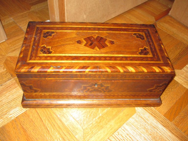 Семья въехала в купленный дом и нашла в чулане потайную дверцу. А за ней… настоящее сокровище!