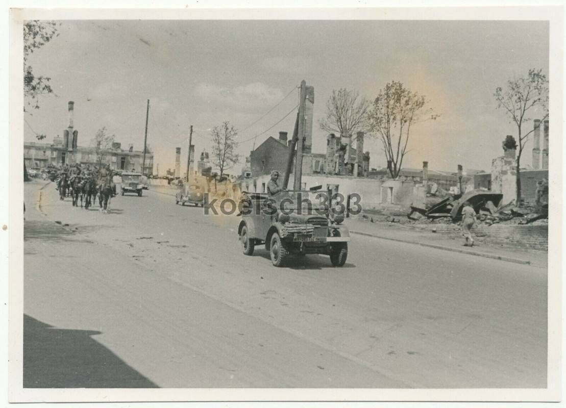 Foto Kübelwagen der Wehrmacht in den Ruinen von Minsk Belarus Ostfront 1941