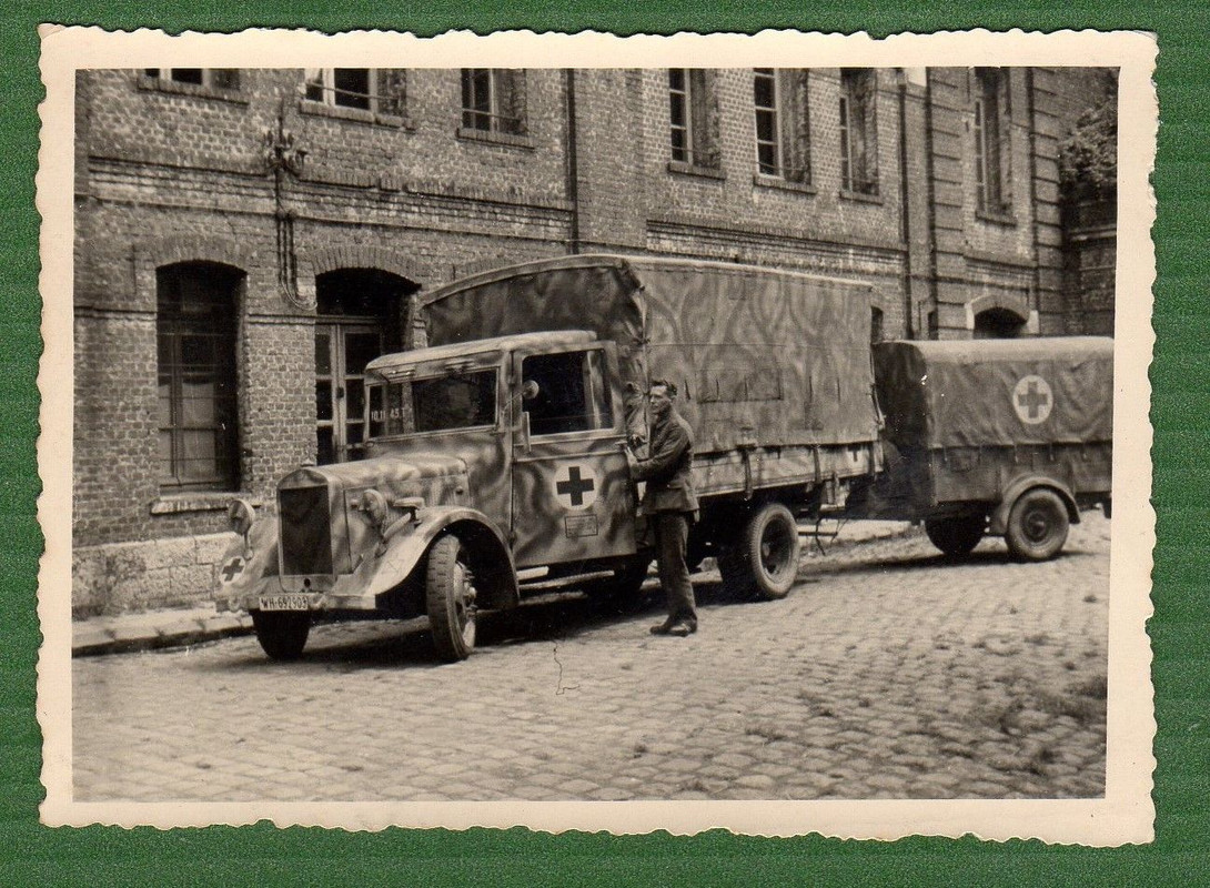 Foto Wehrmacht LKW mit Tarnanstrich Sanitäter WK