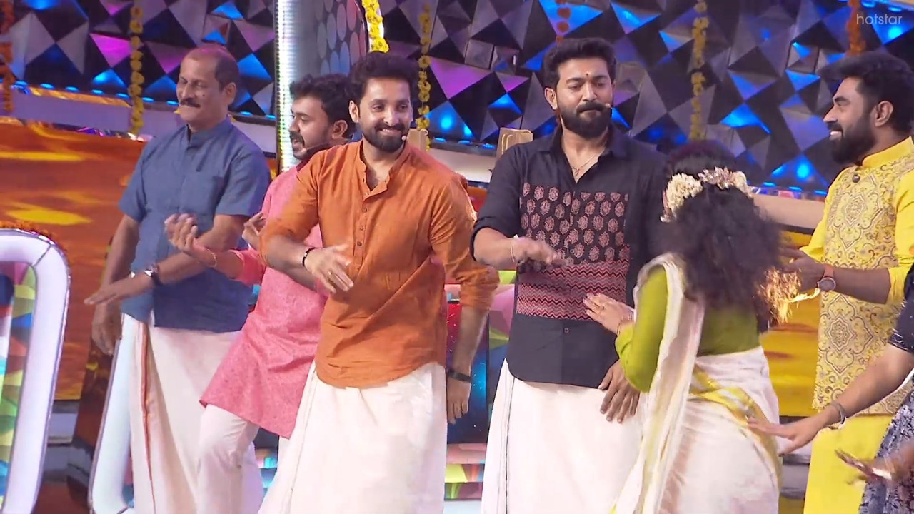 Nandana varma sexy in saree navel show-uploaded.mp4_snapshot_01.07.050