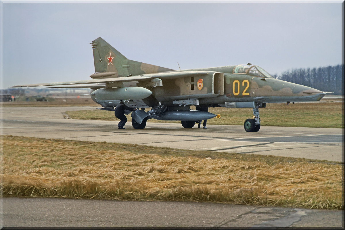 19 GvAPIB Mig-27D Yellow 02_61912556200 (2)