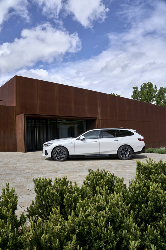 P90551927_highRes_the-new-bmw-530e-tou