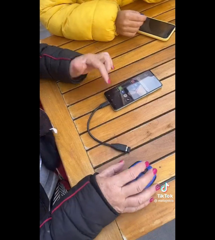 Truco de la señora con celular inservible, dejó sorprendidos con su solución