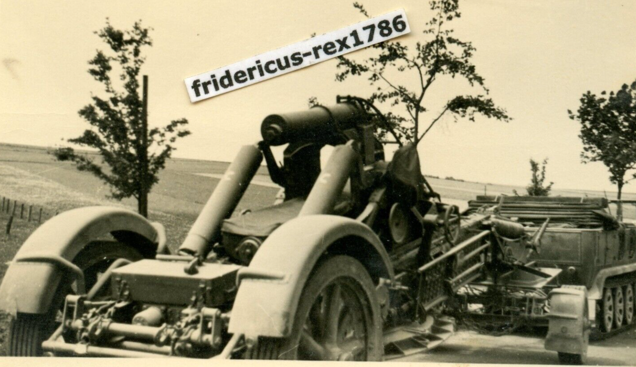 Foto WH Artillerie Abt Vormarsch Sd Kfz Halbkette Geschütz nach Treffer