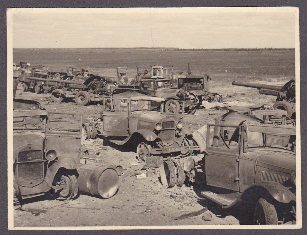 Foto 2.WK.zerstörte Geschütze und Fahrzeuge