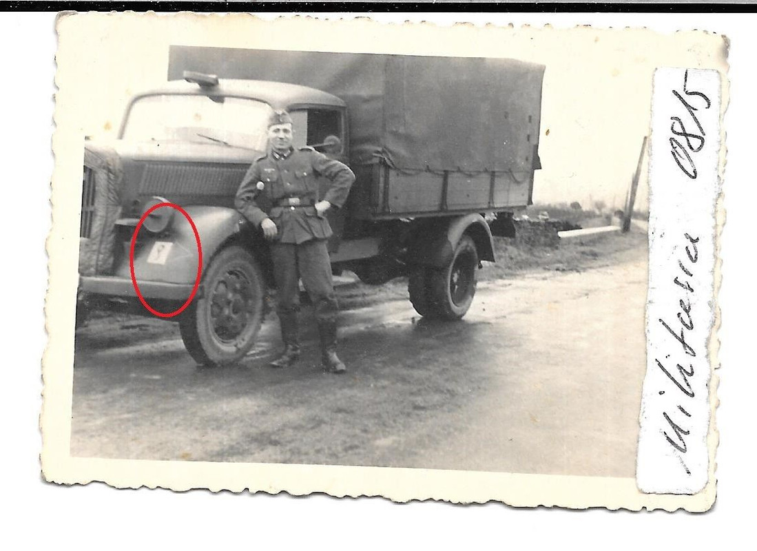 Foto 2 WK 1941 Frankreich Landser mit Sanitäts LKW Div Wappen Sa