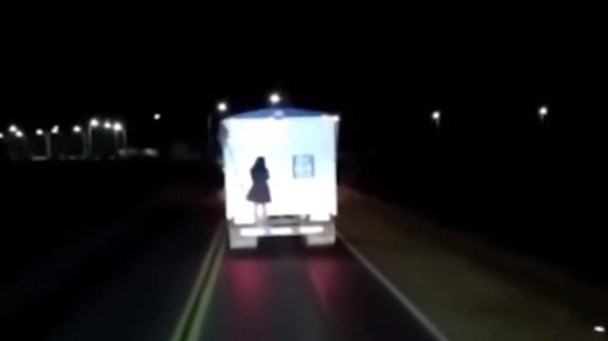 Graban a niña fantasma en carretera “donde pasan cosas”