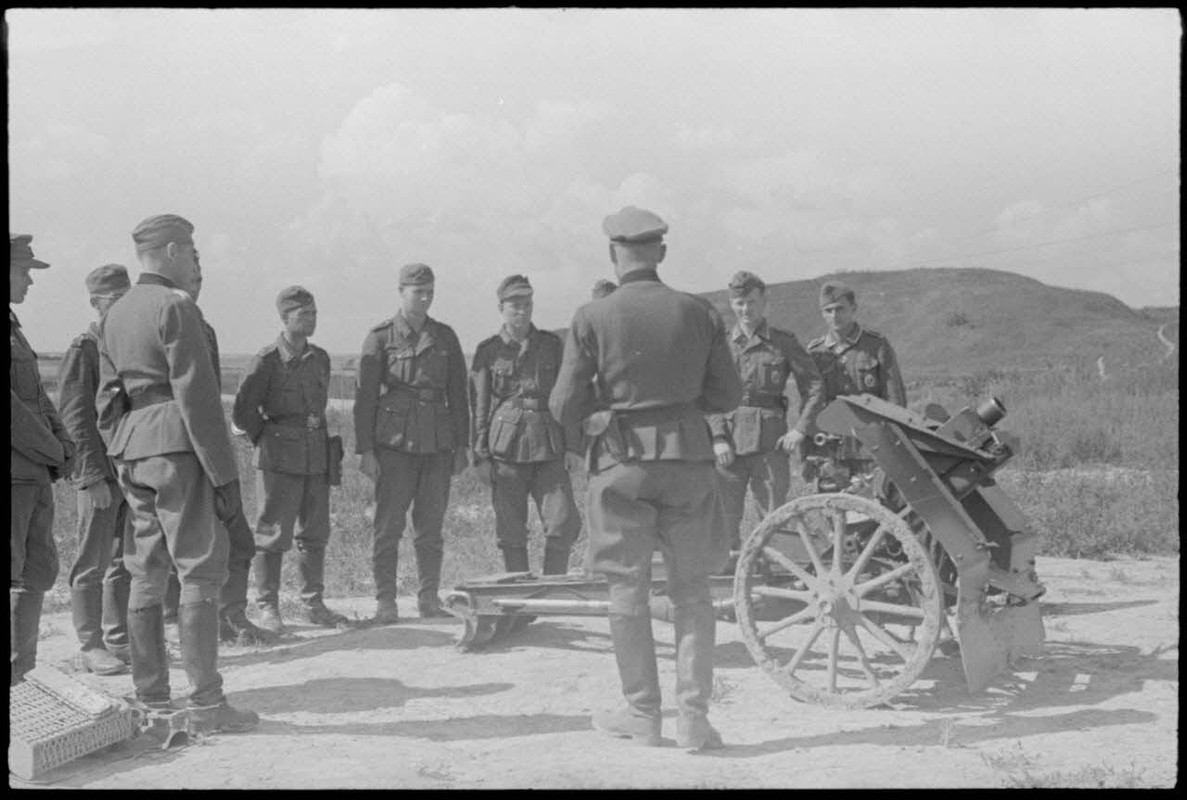 Instruction de fantassins sur une pièce de 7,5 cm leichtes Infanteriegeschütz 18 avec la présence du