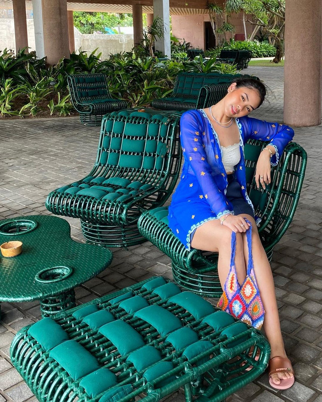 Pesona anggun Rania Maheswari Yamin saat tengah liburan di Pulau Bali.